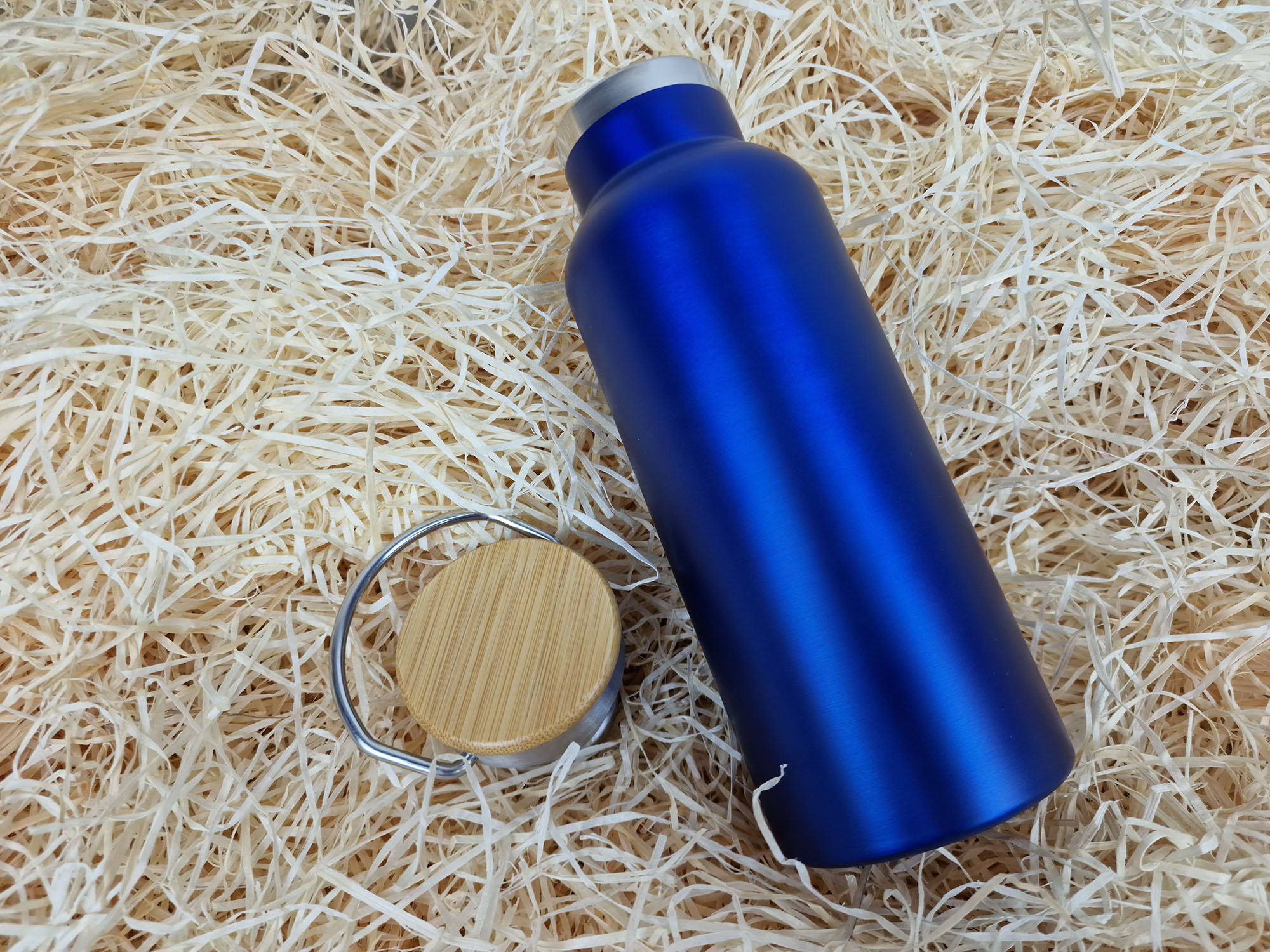 Thermoflasche aus Edelstahl mit Bambusverschluss - blau